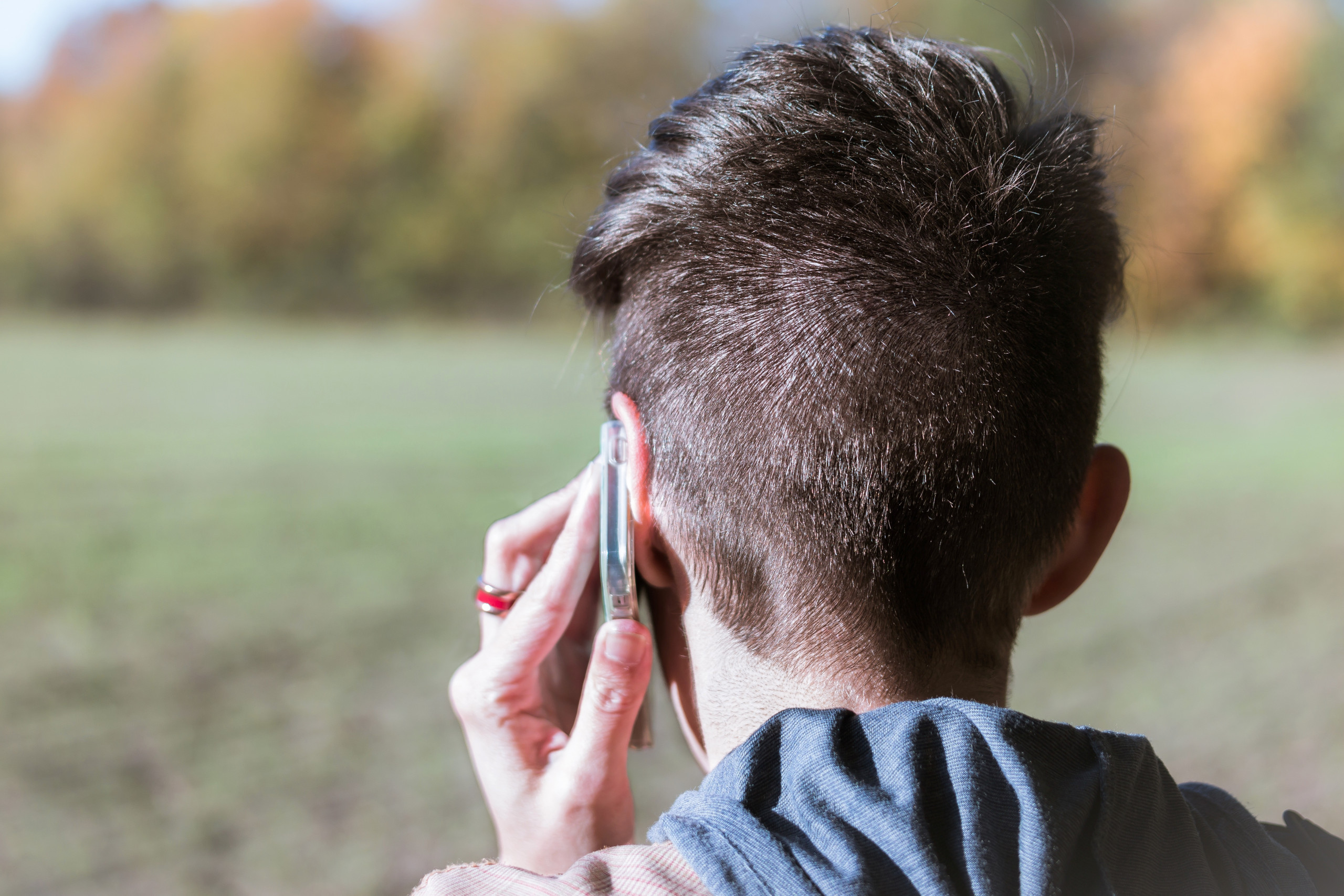 Es gibt viele Situationen, in denen der Griff zum Handy oder Telefon helfen kann, um sich die aktuelle Last von der Seele zu reden. Von privaten und studienbezogenen bzw. beruflichen Alltags- und Beziehungsproblemen, Entscheidungsfragen bezüglich des weiteren Studien- bzw. Ausbildungswegs oder privater Kontakte oder Prüfungsängsten bis hin zu schweren akuten oder sogar suizidalen Krisen reichen die Themen in Telefonseelsorgegesprächen. Auch Identitäts- und Sinnfindungskrisen lassen Menschen zum Telefonhörer greifen. Manche Anrufende wollen explizit über ihren Glauben sprechen, setzen sich mit eigener Schuld in der Lebensgeschichte auseinander oder zweifeln an ihrer Geschlechtsidentität. Auch die eigene Sterblichkeit, das Alter mit seinen besonderen Herausforderungen und die Schwierigkeiten mit Abhängigkeiten durch eigene zunehmende Pflegebedürftigkeit werden im Kontakt mit den studentischen Telefonseelsorger*innen thematisiert. 